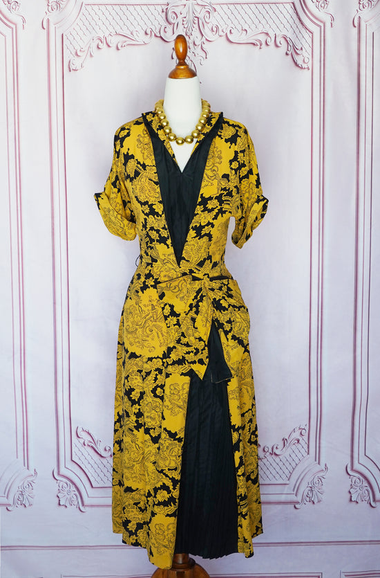 1940s Dress with fun medieval scribble print (Size Small)